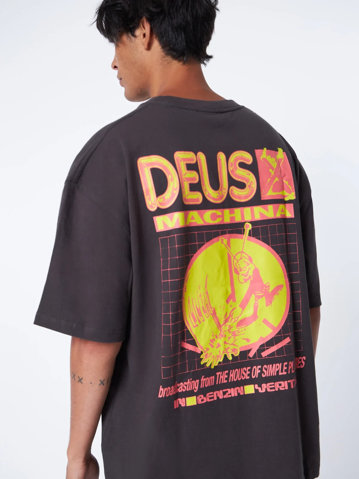 DEUS EX MACHINA BROADCASTING TEE – ANTHRACITE